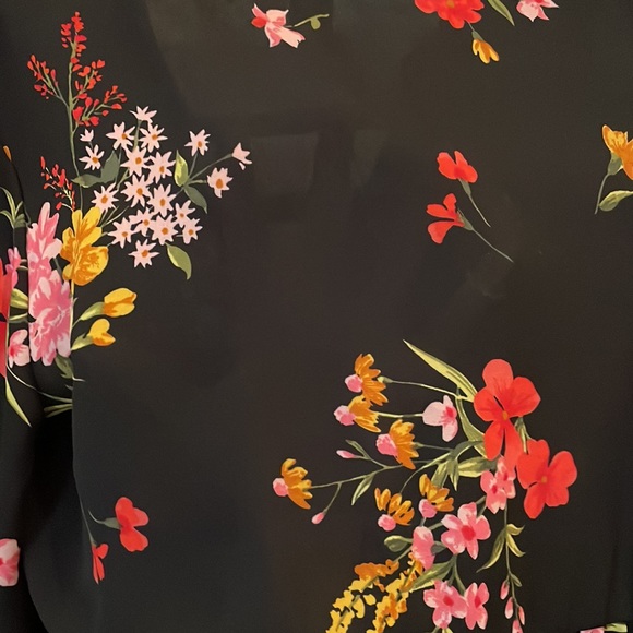 Medium boho floral chiffon-style shirt perfect for the professional bohemian 🥰 - Picture 6 of 6